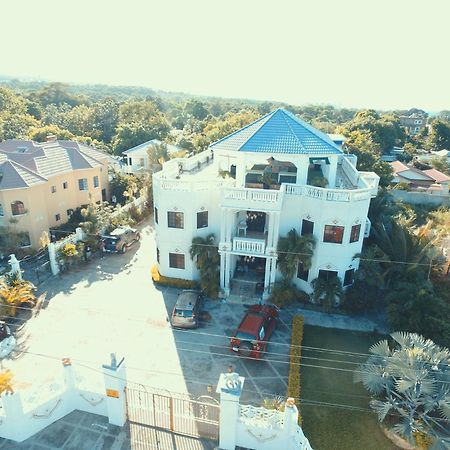 Little Savoy Guest House New Runaway Bay Eksteriør bilde