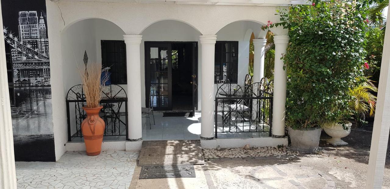 Little Savoy Guest House New Runaway Bay Eksteriør bilde