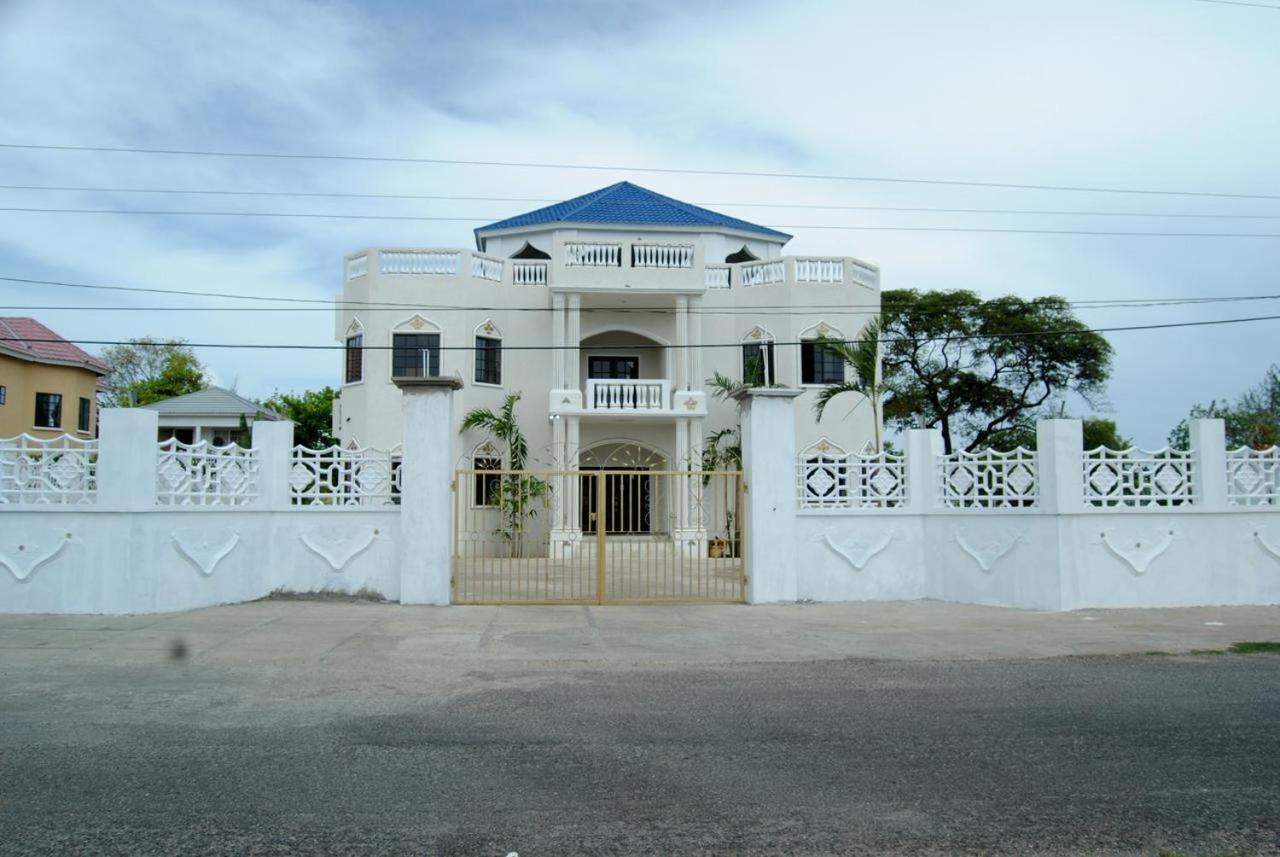 Little Savoy Guest House New Runaway Bay Eksteriør bilde