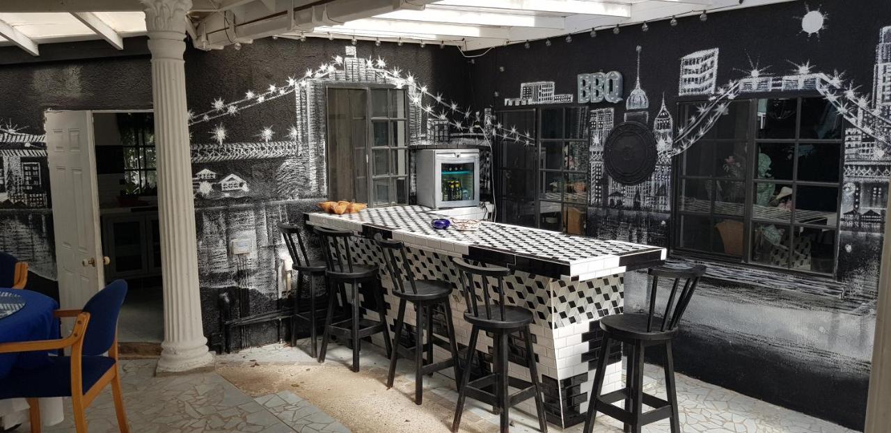 Little Savoy Guest House New Runaway Bay Eksteriør bilde