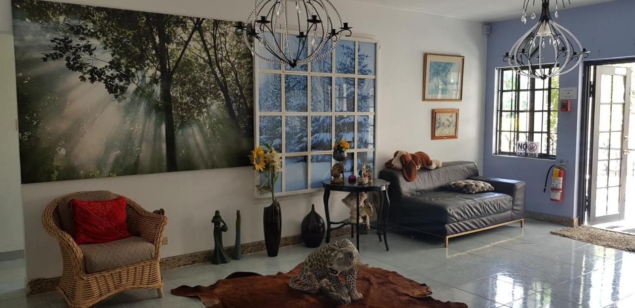 Little Savoy Guest House New Runaway Bay Eksteriør bilde
