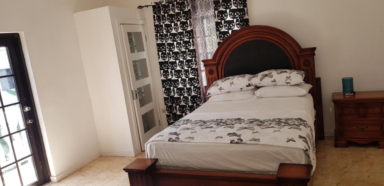 Little Savoy Guest House New Runaway Bay Eksteriør bilde