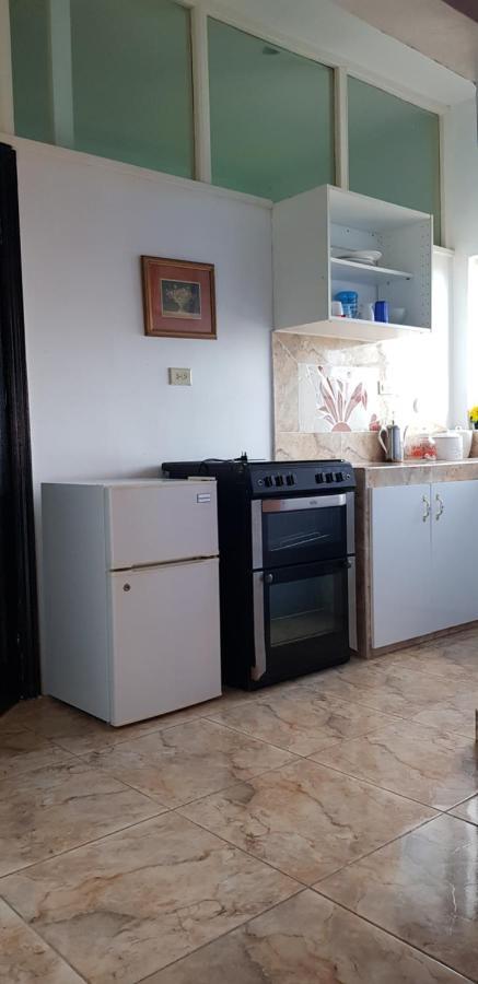 Little Savoy Guest House New Runaway Bay Eksteriør bilde