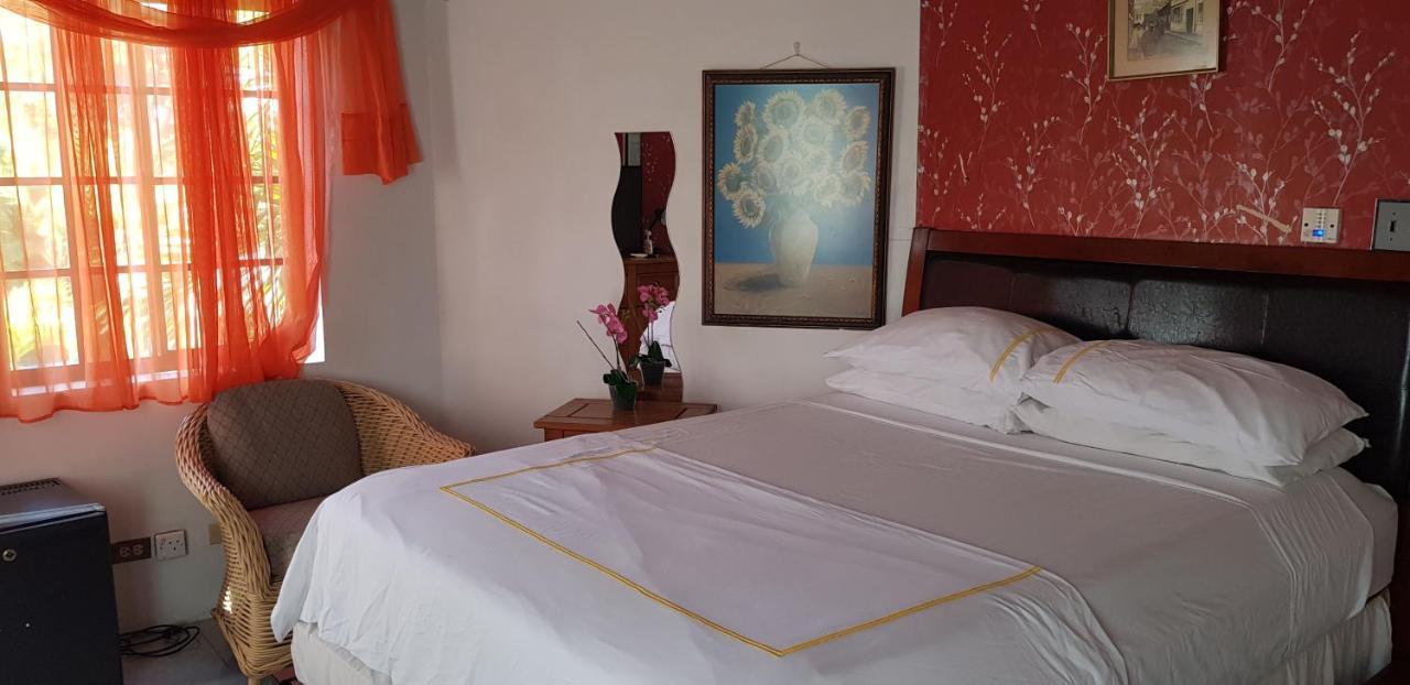 Little Savoy Guest House New Runaway Bay Eksteriør bilde