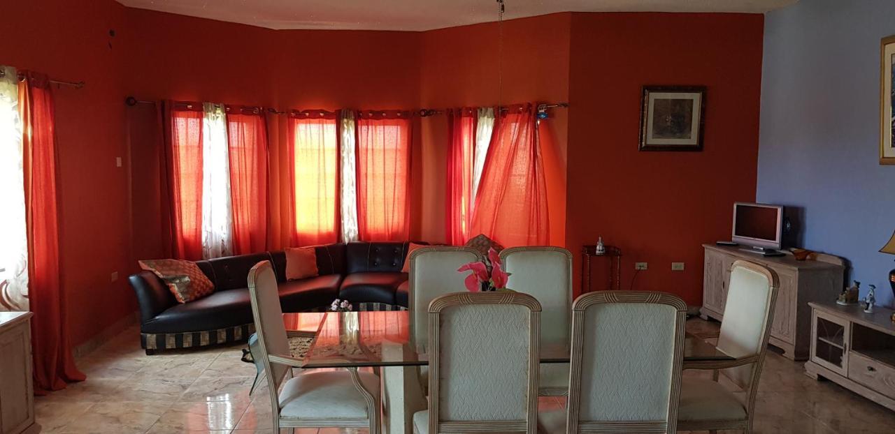 Little Savoy Guest House New Runaway Bay Eksteriør bilde