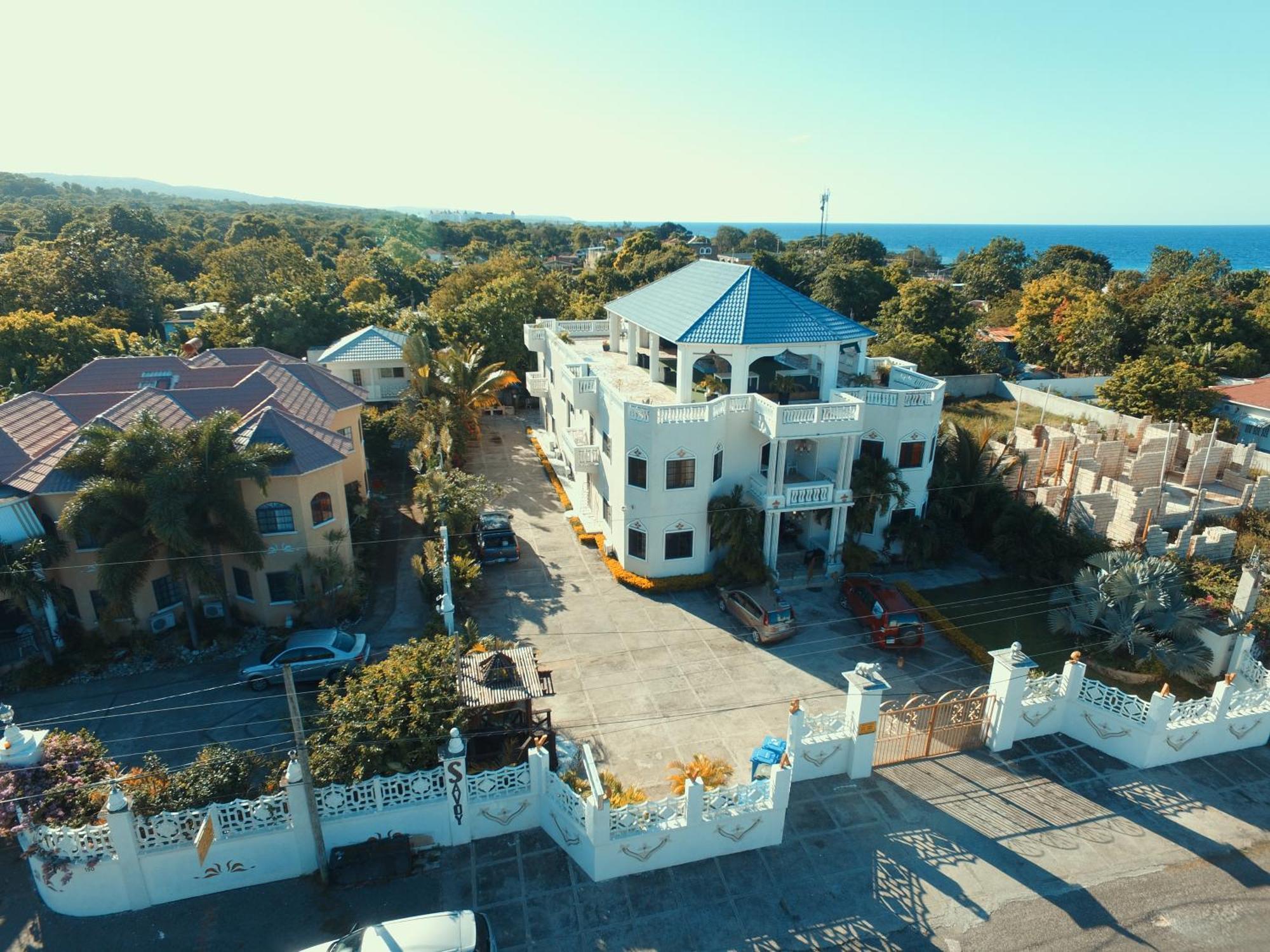 Little Savoy Guest House New Runaway Bay Eksteriør bilde