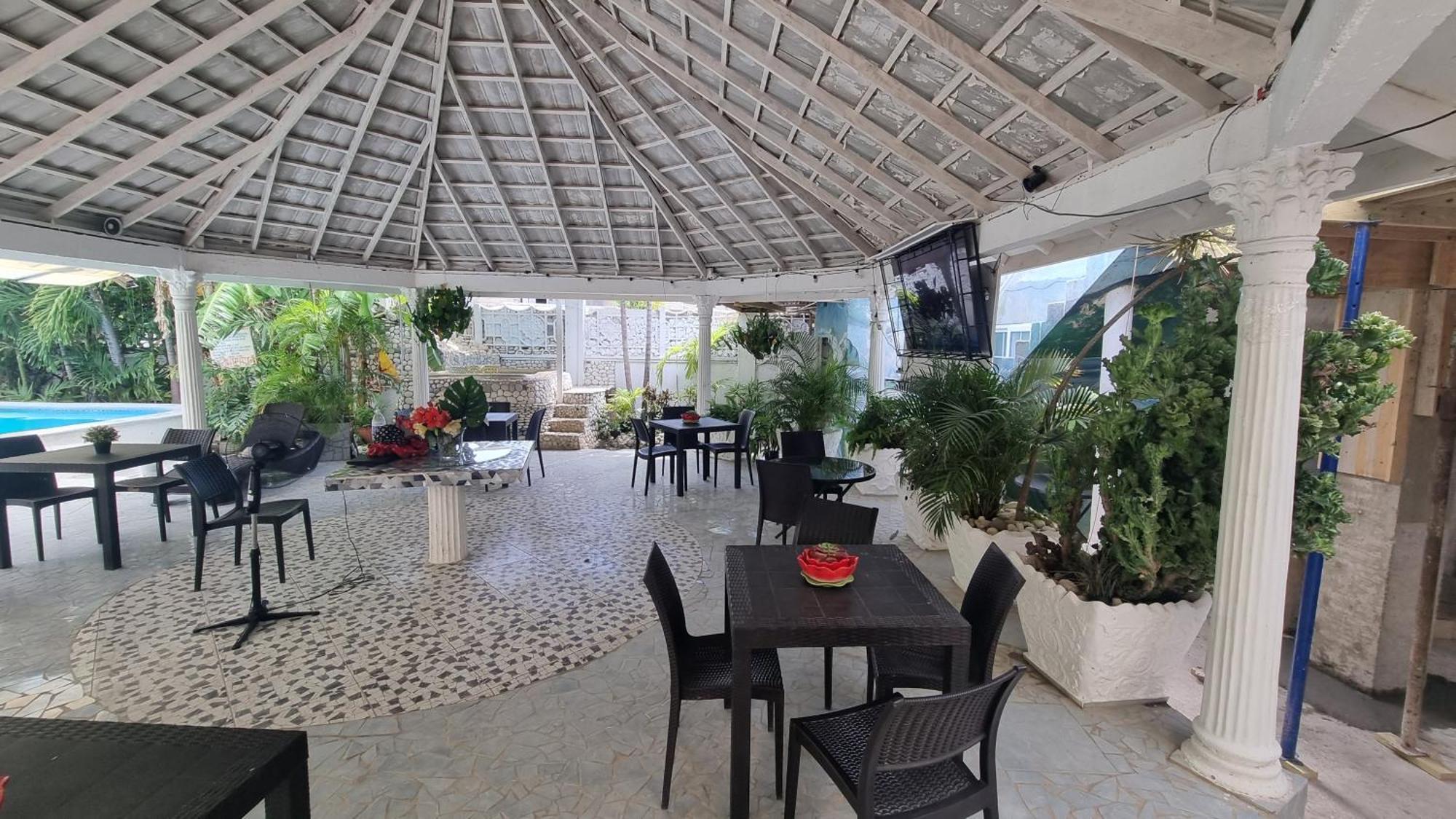 Little Savoy Guest House New Runaway Bay Eksteriør bilde