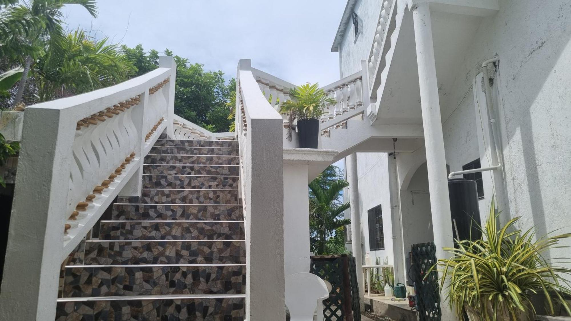 Little Savoy Guest House New Runaway Bay Eksteriør bilde