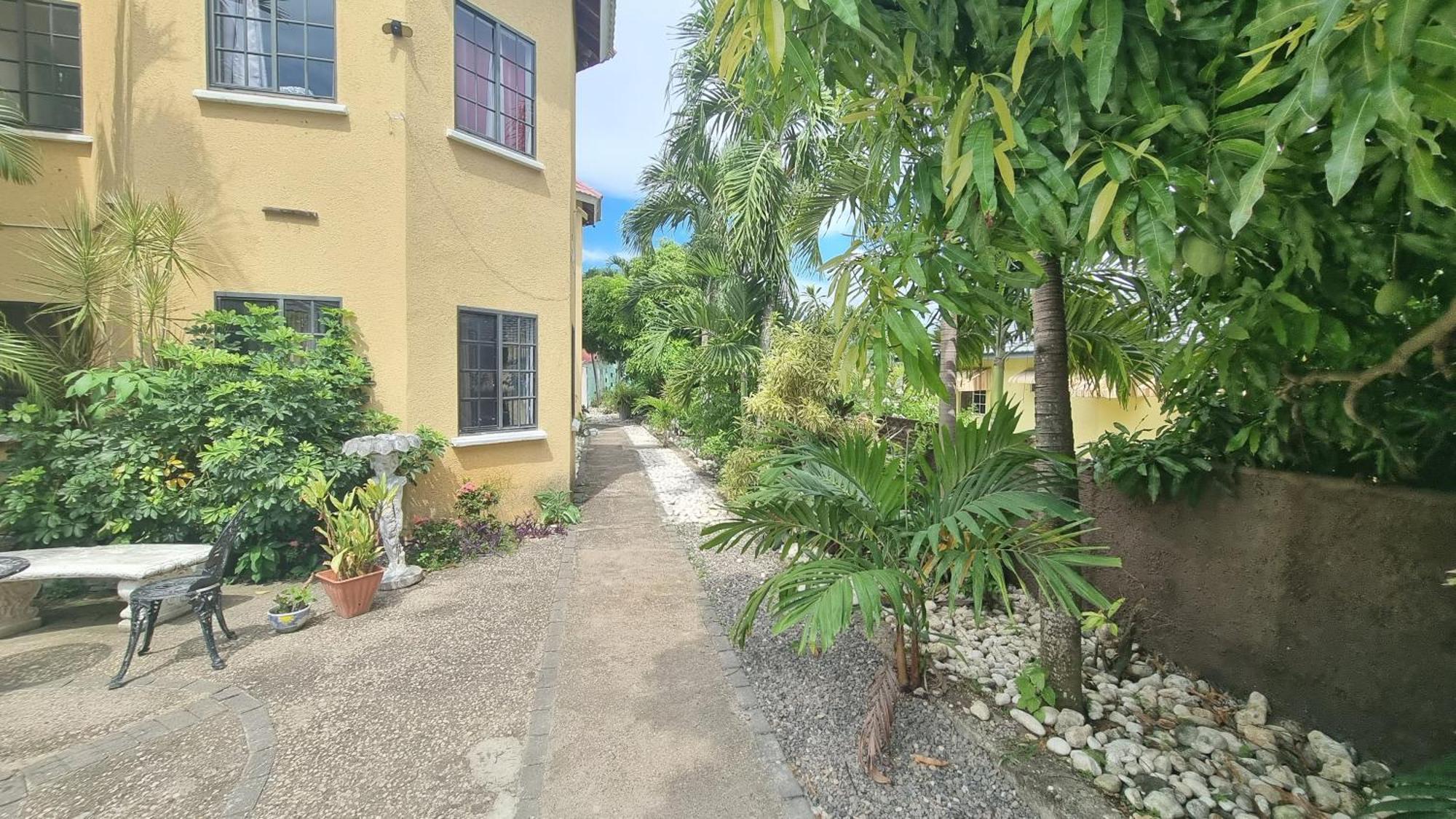 Little Savoy Guest House New Runaway Bay Eksteriør bilde