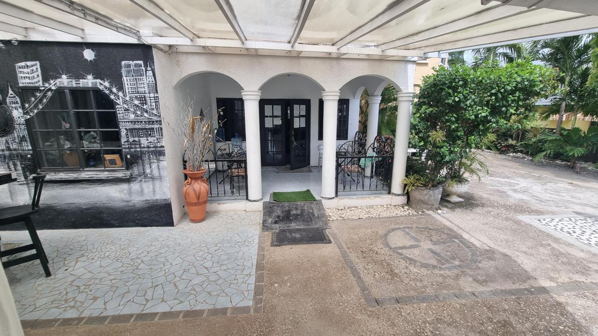 Little Savoy Guest House New Runaway Bay Eksteriør bilde