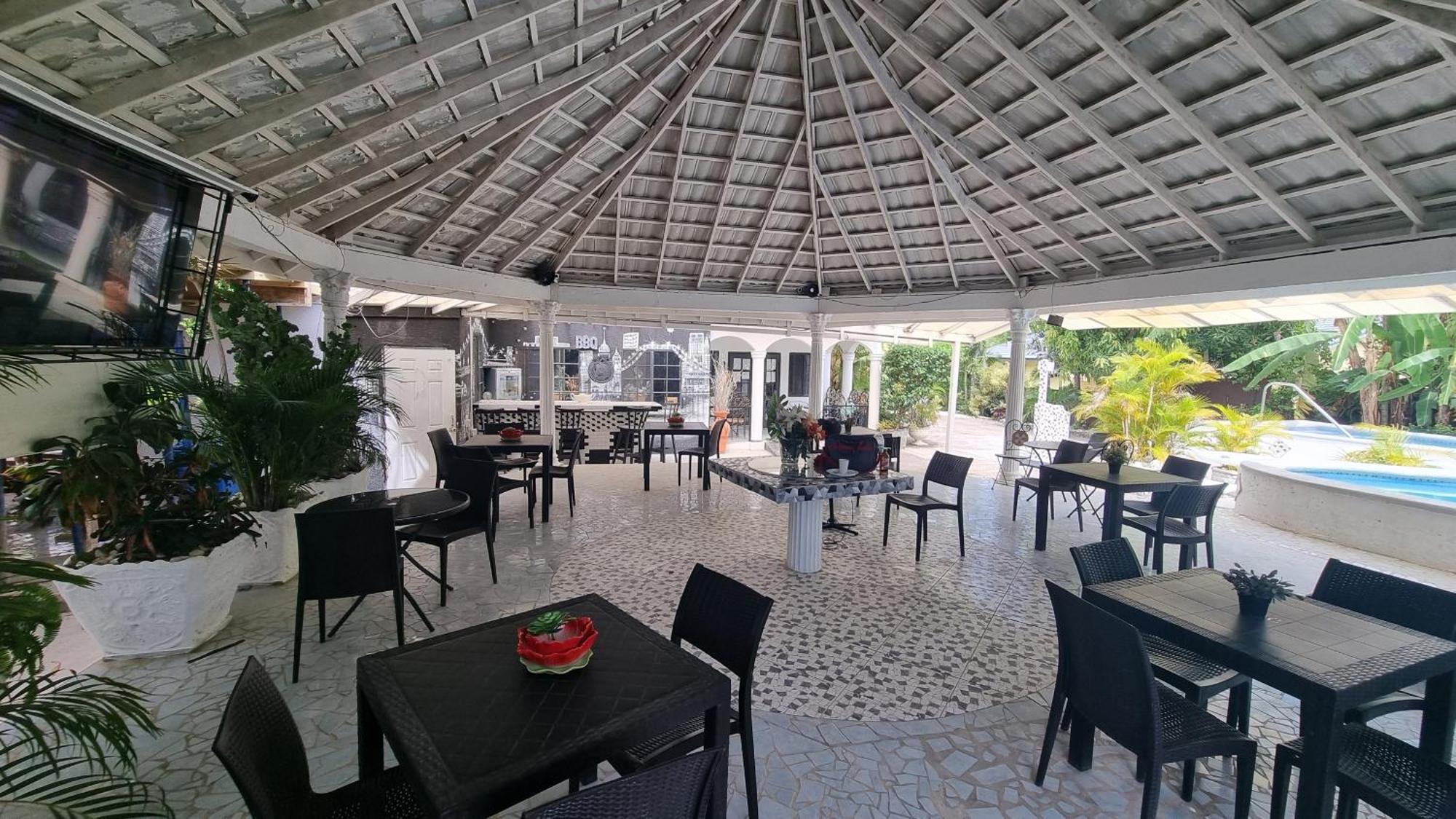 Little Savoy Guest House New Runaway Bay Eksteriør bilde