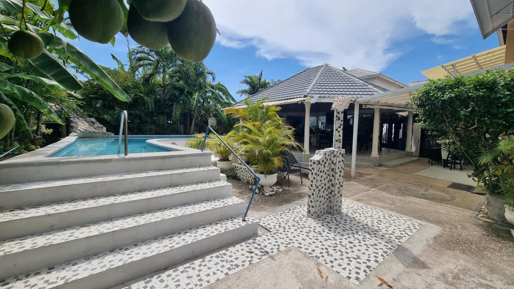 Little Savoy Guest House New Runaway Bay Eksteriør bilde