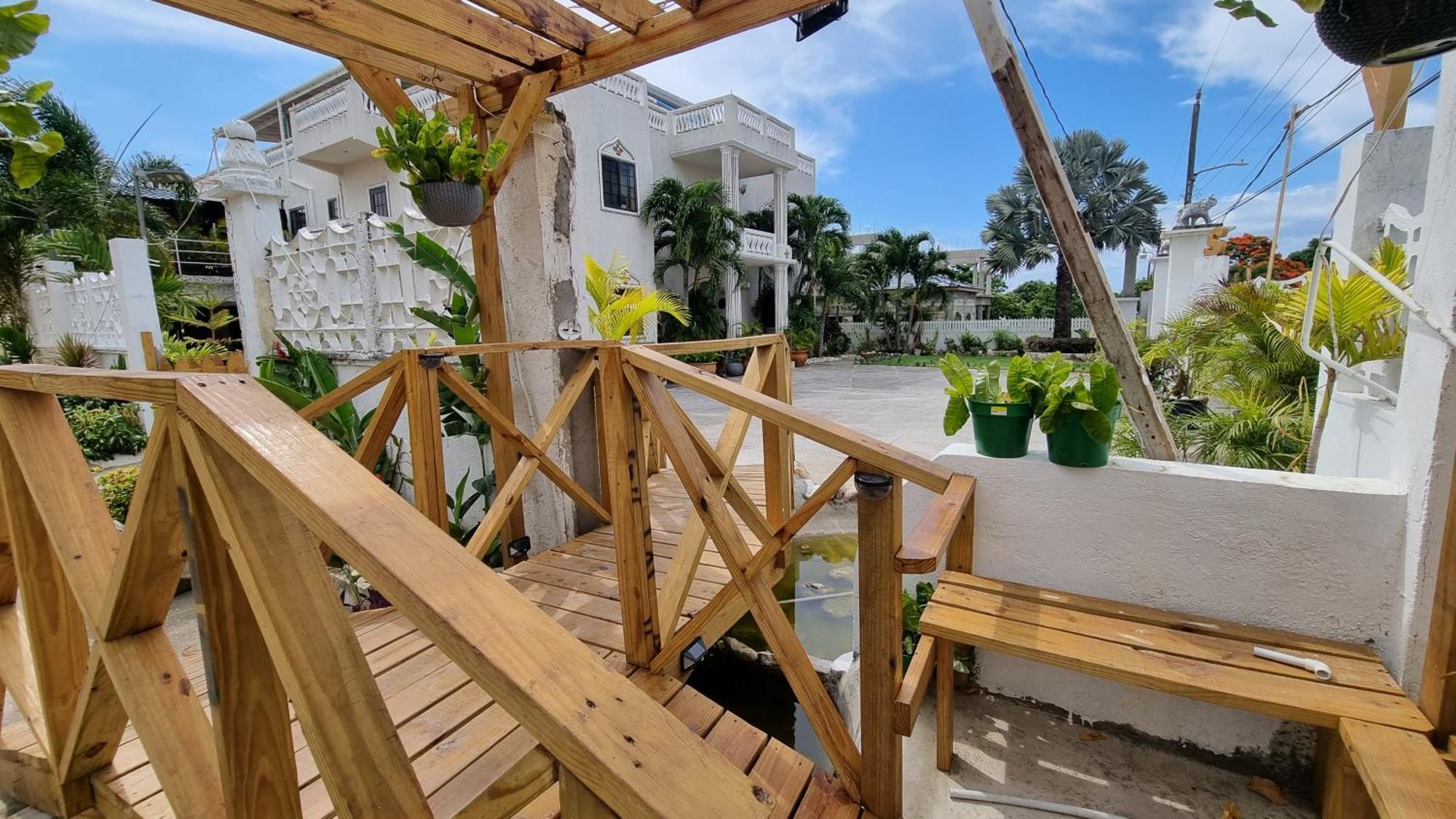 Little Savoy Guest House New Runaway Bay Eksteriør bilde