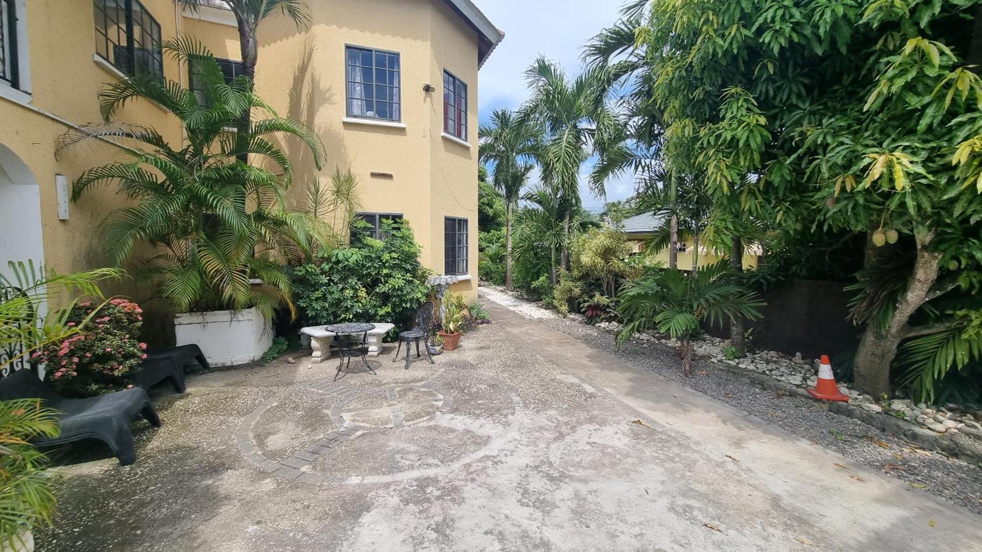 Little Savoy Guest House New Runaway Bay Eksteriør bilde