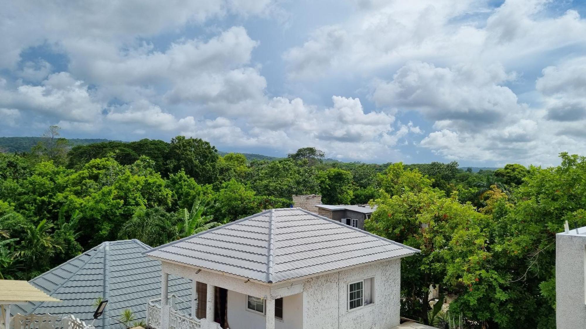 Little Savoy Guest House New Runaway Bay Eksteriør bilde