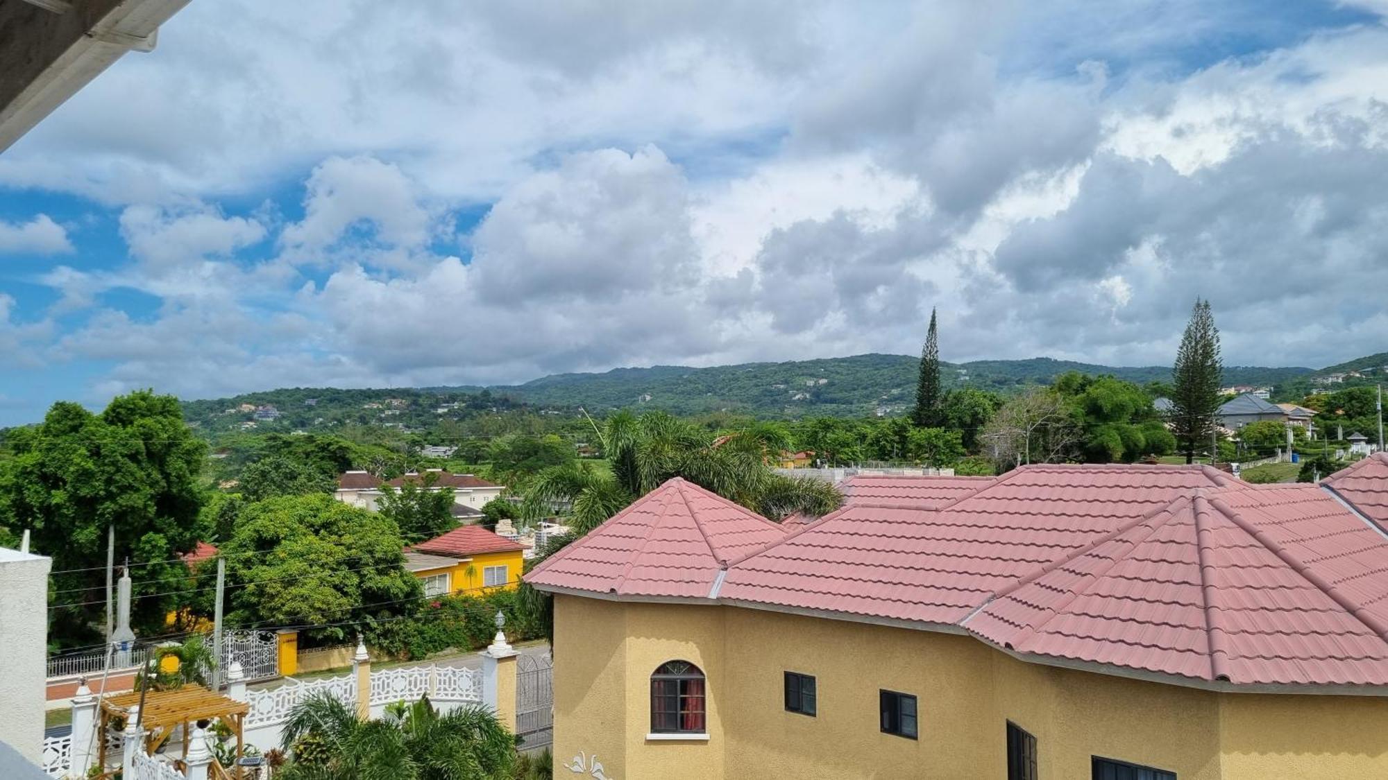 Little Savoy Guest House New Runaway Bay Eksteriør bilde